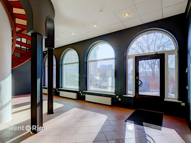 Komerctelpas ar plaša pielietojuma iespējām atsevišķā mājā.  Īpašuma priekšrocības: Rīga - foto 2