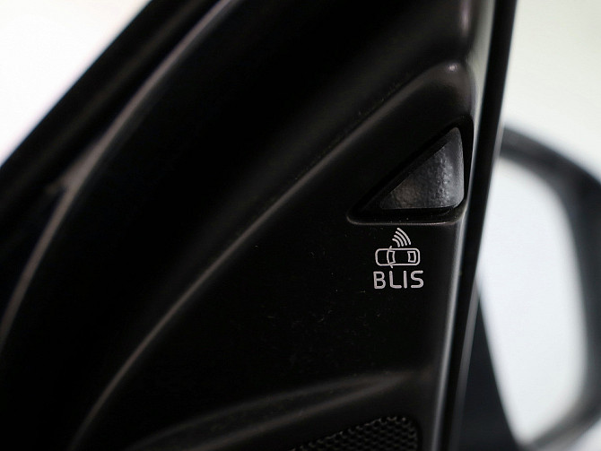 Volvo XC60 R-Design ATM 2.4 D5 151kW Таллин - изображение 8