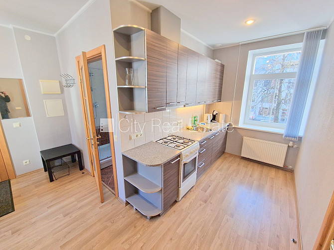 Fasādes māja, renovēta māja, slēgta teritorija, iespēja nomāt autostāvvietu, kāpņu telpa Rīga - foto 1