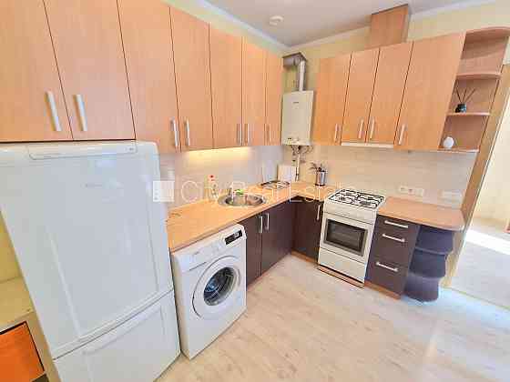 Здание во дворе, реновированный дом, благоустроенный озеленённый двор, закрытая Rīga