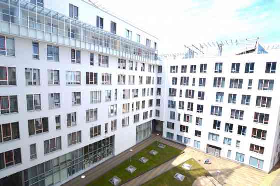 В жилом комплексе "Centra Namās" сдается в аренду 4-комнатная квартира с подземным Rīga