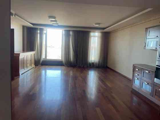 В жилом комплексе "Centra Namās" сдается в аренду 4-комнатная квартира с подземным Rīga