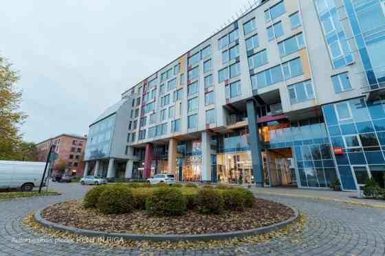 В жилом комплексе "Centra Namās" сдается в аренду 4-комнатная квартира с подземным Rīga