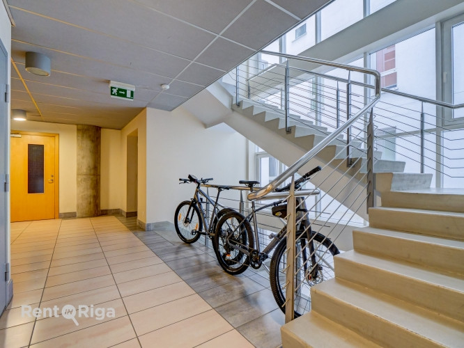 В жилом комплексе "Centra Namās" сдается в аренду 4-комнатная квартира с подземным Рига - изображение 15