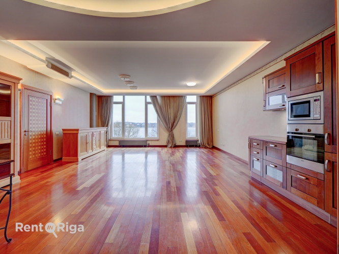 В жилом комплексе "Centra Namās" сдается в аренду 4-комнатная квартира с подземным Рига - изображение 16