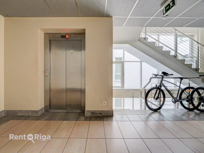 В жилом комплексе "Centra Namās" сдается в аренду 4-комнатная квартира с подземным Рига - изображение 14