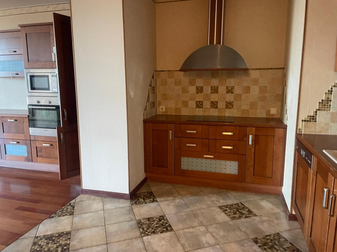 Tiek izīrēts 4-istabu dzīvoklis 