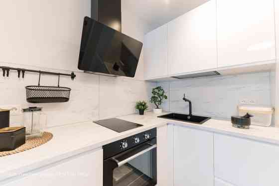 Новый, полностью меблированный апартамент.  Проект Ezera SOLO расположен в тихом и Рига