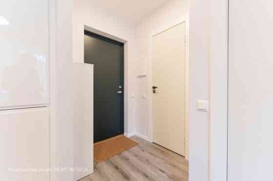 Новый, полностью меблированный апартамент.  Проект Ezera SOLO расположен в тихом и Рига