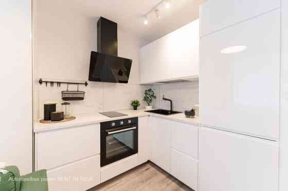 Новый, полностью меблированный апартамент.  Проект Ezera SOLO расположен в тихом и Рига