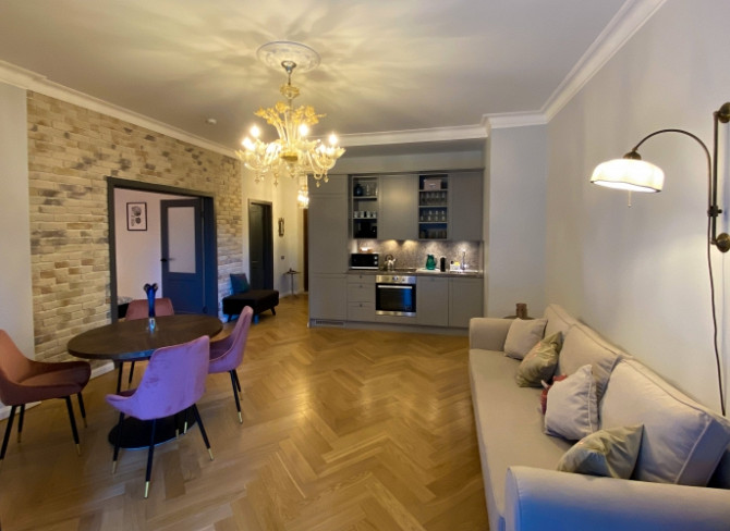 Blakus Antonijas un Strēlnieku ielām klusajā centrā tiek izīrēts gaišs, saulains, mājīgs Rīga - foto 2