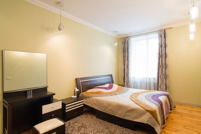 Mājīgs trīsistabu dzīvoklis Rīgas Klusajā centrā. Dzīvoklis ir mēbelēts un labiekārtots. Rīga - foto 4