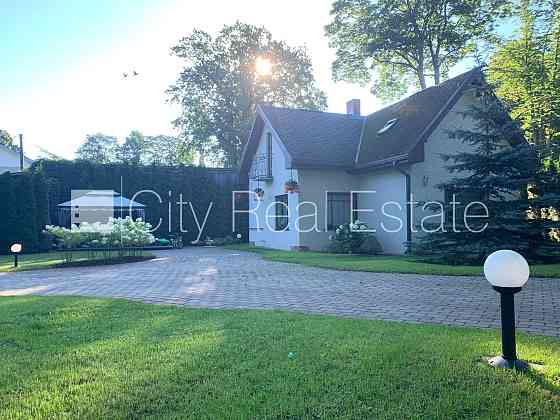 Реновированный дом, благоустроенная озеленённая территория, территория Юрмала