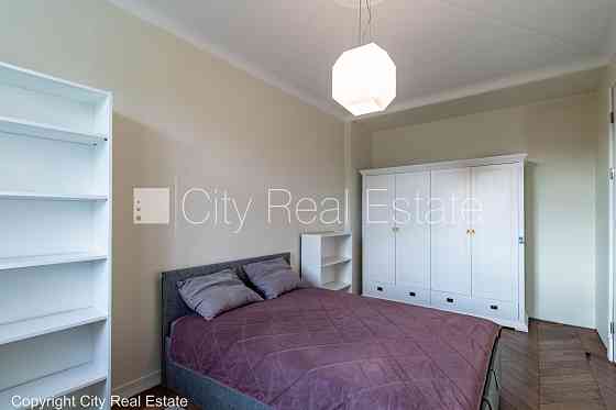 Фасадный дом, реновированный дом, вход с улицы, окна выходят на улицу, Rīga