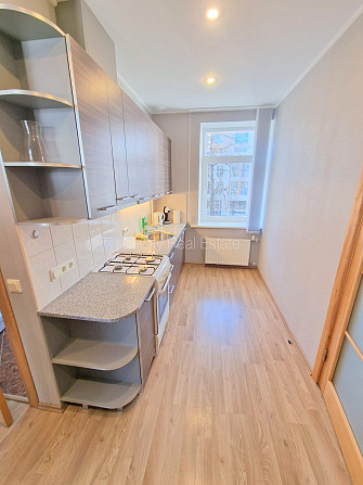 Fasādes māja, renovēta māja, slēgta teritorija, iespēja nomāt autostāvvietu, kāpņu telpa Rīga - foto 3