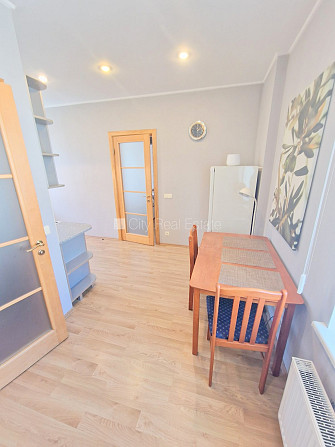 Fasādes māja, renovēta māja, slēgta teritorija, iespēja nomāt autostāvvietu, kāpņu telpa Rīga - foto 9