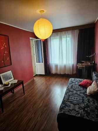 Ilgtermiņa īrei tiek piedāvāts vienistabas dzīvoklis ar atsevišķu virtuvi un iestiklotu lodžiju. Atr Огре и район