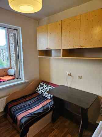 Ilgtermiņa īrei tiek piedāvāts vienistabas dzīvoklis ar atsevišķu virtuvi un iestiklotu lodžiju. Atr Огре и район