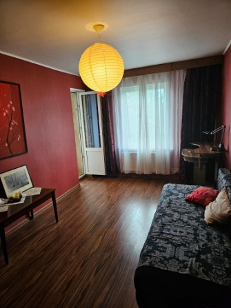 Ilgtermiņa īrei tiek piedāvāts vienistabas dzīvoklis ar atsevišķu virtuvi un iestiklotu lodžiju. Atr Огре и район - изображение 4