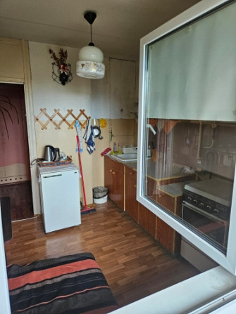 Ilgtermiņa īrei tiek piedāvāts vienistabas dzīvoklis ar atsevišķu virtuvi un iestiklotu lodžiju. Atr Огре и район - изображение 7
