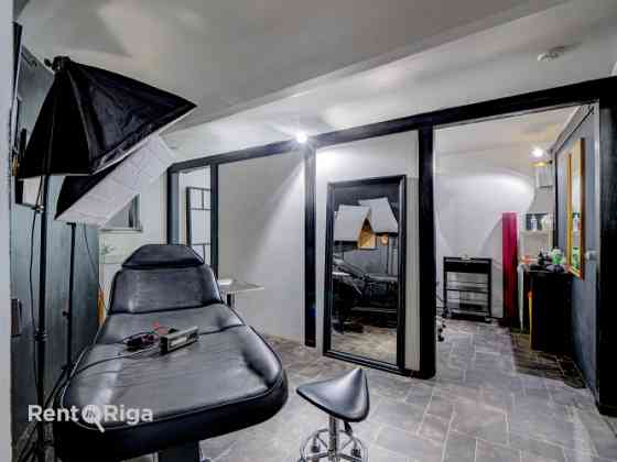 Veikala vai salona telpas puspagrabā. Ar autostāvvietu pagalmā.  Telpās iepriekš atradās tetovēšanas Rīga