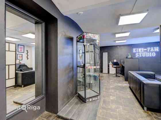 Veikala vai salona telpas puspagrabā. Ar autostāvvietu pagalmā.  Telpās iepriekš atradās tetovēšanas Rīga