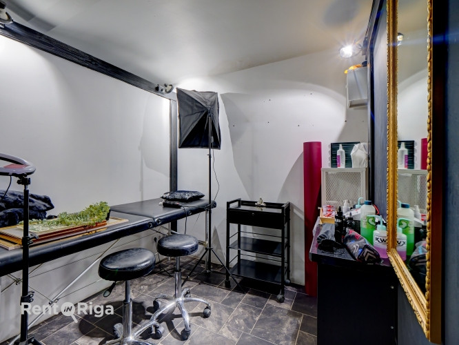 Veikala vai salona telpas puspagrabā. Ar autostāvvietu pagalmā.  Telpās iepriekš atradās Rīga - foto 9