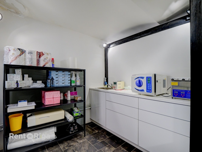 Veikala vai salona telpas puspagrabā. Ar autostāvvietu pagalmā.  Telpās iepriekš atradās Rīga - foto 8