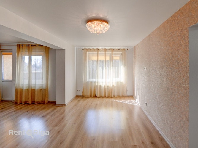 Pārdod 3 istabu dzīvokli Jūrmalā, Slokā  Piedāvājumā mājīgs, gaišs un labi izplānots 3 Jūrmala - foto 2