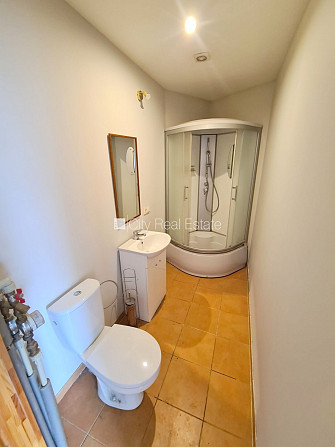 Здание во дворе, реновированный дом, закрытый двор, вход со двора, лестничная Рига - изображение 20