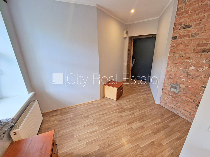 Здание во дворе, реновированный дом, закрытый двор, вход со двора, лестничная Рига - изображение 17