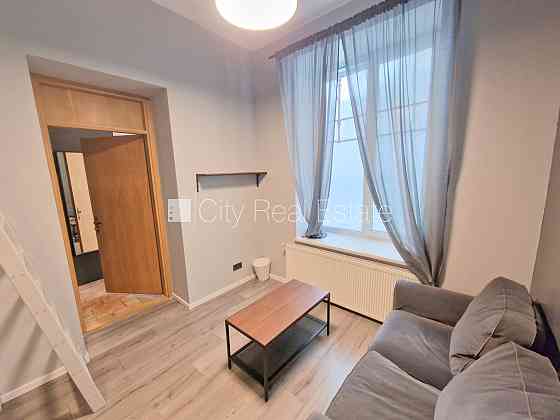 Фасадный дом, реновированный дом, вход с улицы, окна выходят на улицу, Рига