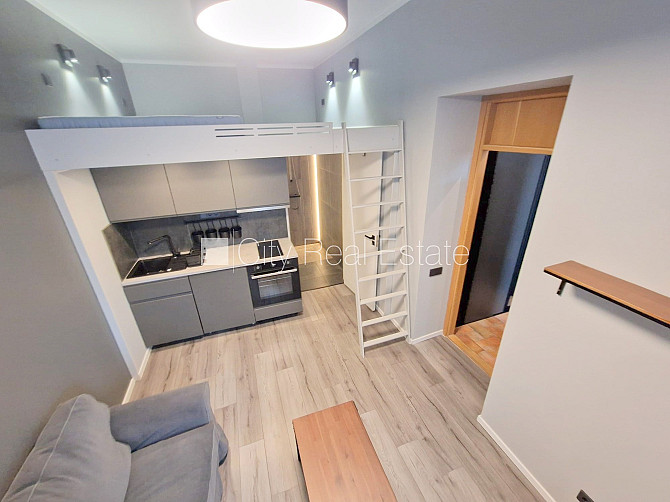 Фасадный дом, реновированный дом, вход с улицы, окна выходят на улицу, Рига - изображение 1