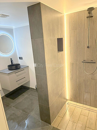 Фасадный дом, реновированный дом, вход с улицы, окна выходят на улицу, Рига - изображение 20