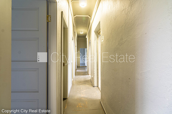 Фасадный дом, закрытый двор, места для нескольких машин, вход с улицы, лестничная Рига - изображение 4