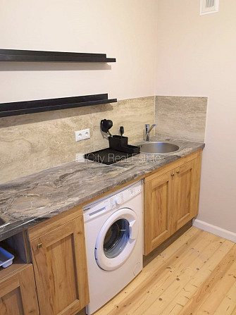 Paneļu māja, labiekārtota apzaļumota teritorija, ieeja no ielas, teritorijas stāvlaukums Rīga - foto 7