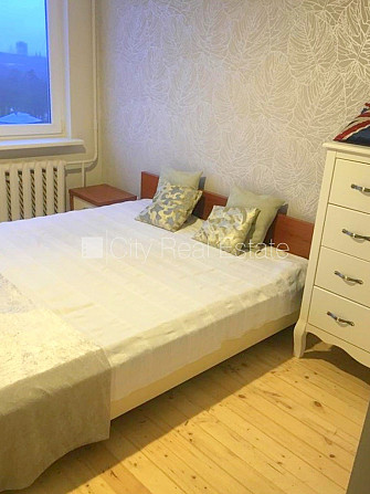 Paneļu māja, labiekārtota apzaļumota teritorija, ieeja no ielas, teritorijas stāvlaukums Rīga - foto 3