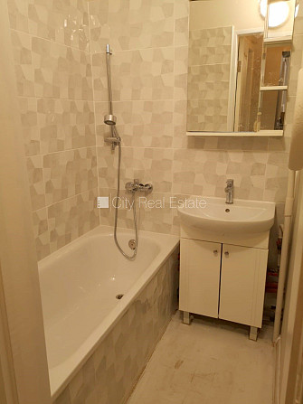 Paneļu māja, labiekārtota apzaļumota teritorija, ieeja no ielas, teritorijas stāvlaukums Rīga - foto 8