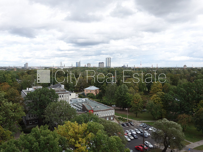 Paneļu māja, labiekārtota apzaļumota teritorija, ieeja no ielas, teritorijas stāvlaukums Rīga - foto 10