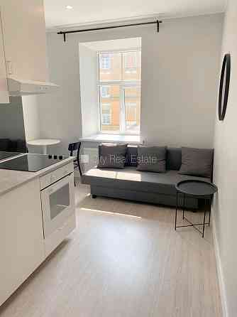 Фасадный дом, реновированный дом, закрытый двор, вход с улицы, лестничная клетка Rīga