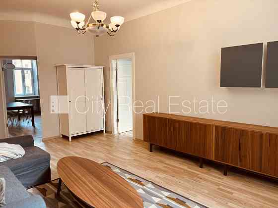 Реновированный дом, окна выходят во двор, гостиная, одно помещение проходное, Рига