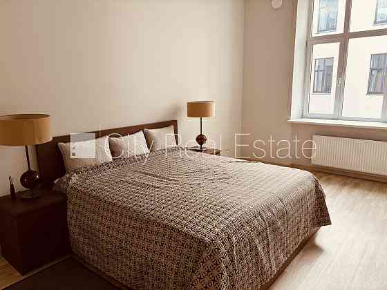 Реновированный дом, окна выходят во двор, гостиная, одно помещение проходное, Рига