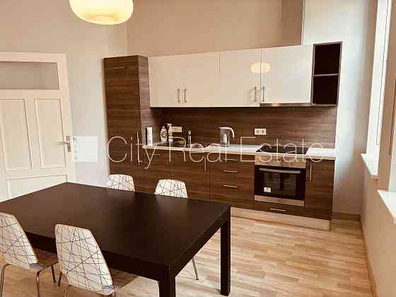 Реновированный дом, окна выходят во двор, гостиная, одно помещение проходное, Рига