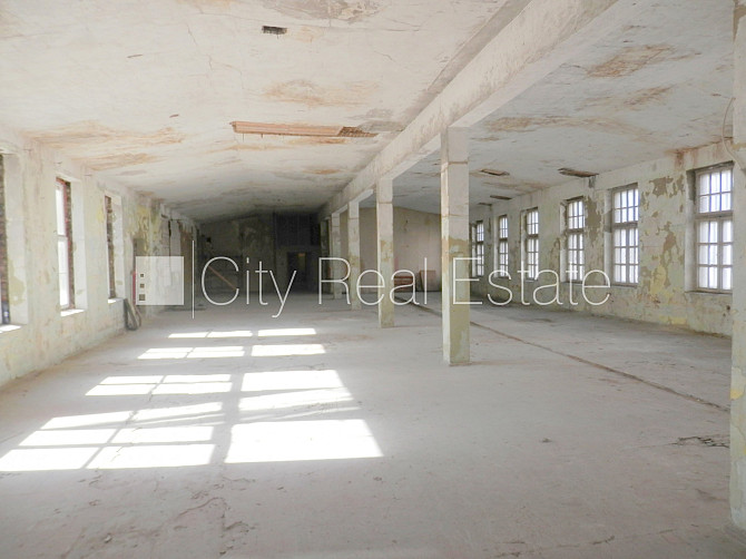 Фасадный дом, закрытый двор, места для нескольких машин, охраняемая территория, Рига - изображение 12