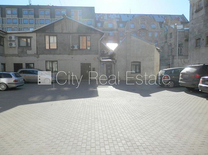 Фасадный дом, закрытый двор, места для нескольких машин, охраняемая территория, Рига - изображение 20