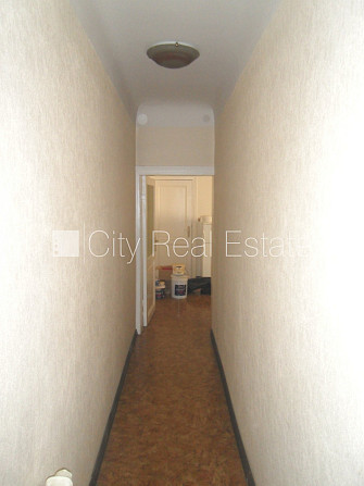 Фасадный дом, закрытый двор, место для машины, вход со двора, лестничная клетка Рига - изображение 9