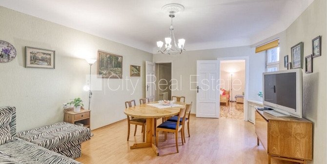 Фасадный дом, закрытый двор, место для машины, вход со двора, лестничная клетка Рига - изображение 3