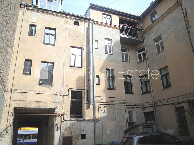 Фасадный дом, закрытый двор, место для машины, вход со двора, лестничная клетка Рига - изображение 19