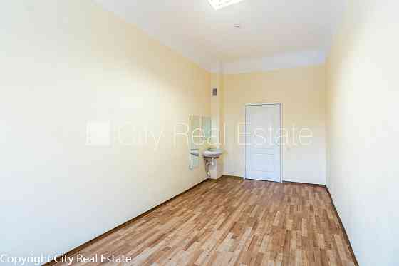 Фасадный дом, вход с улицы, лифт, лестничная клетка после капитального ремонта, Рига