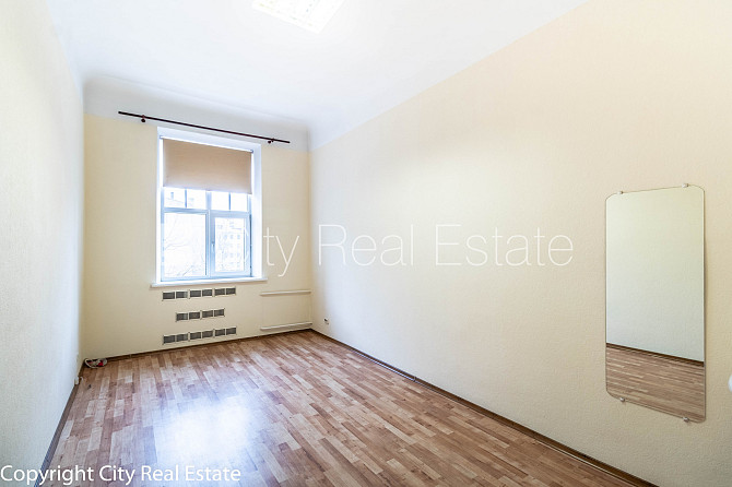 Фасадный дом, вход с улицы, лифт, лестничная клетка после капитального ремонта, Рига - изображение 1